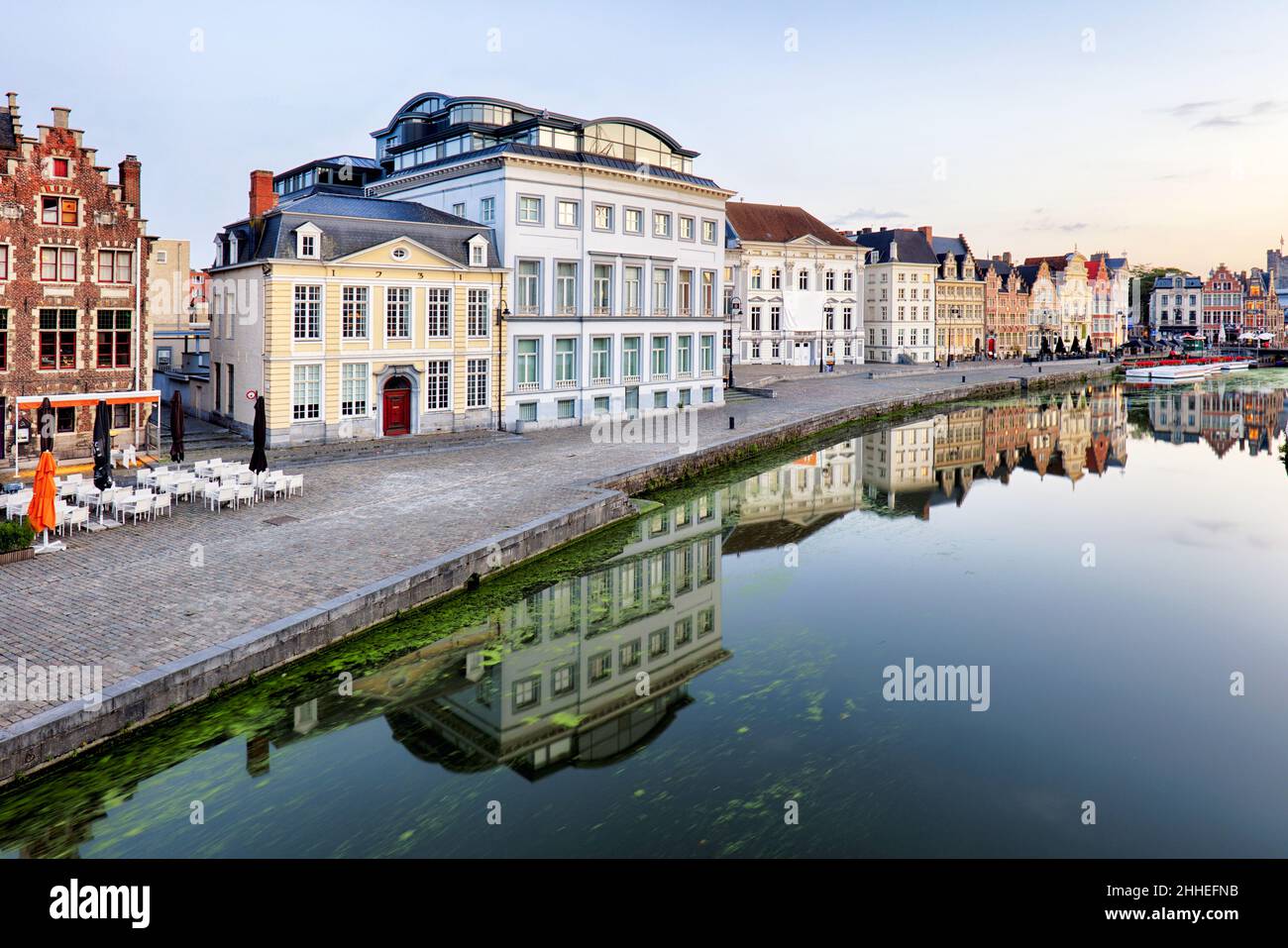 Belgio, Gand - Canal e edifici medievali nella famosa città turistica Foto Stock