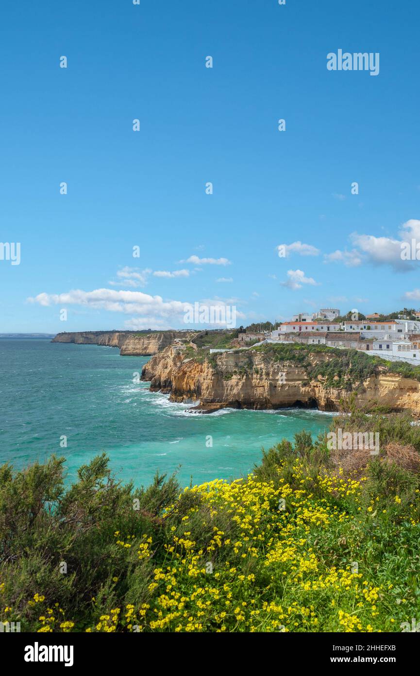 Paesaggio urbano e costa rocciosa, Carvoeiro, Algarve, Portogallo, Europa Foto Stock