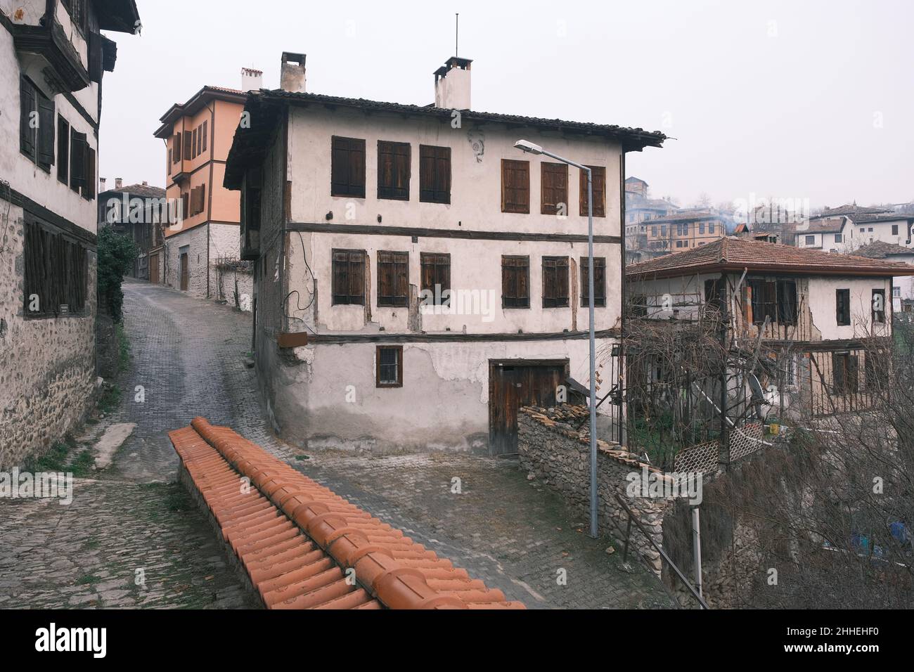 Safranbolu, case tradizionali a safranbolu nella stagione invernale. Giorno di nebbia e pioggia di vecchie case ottomane. Foto Stock