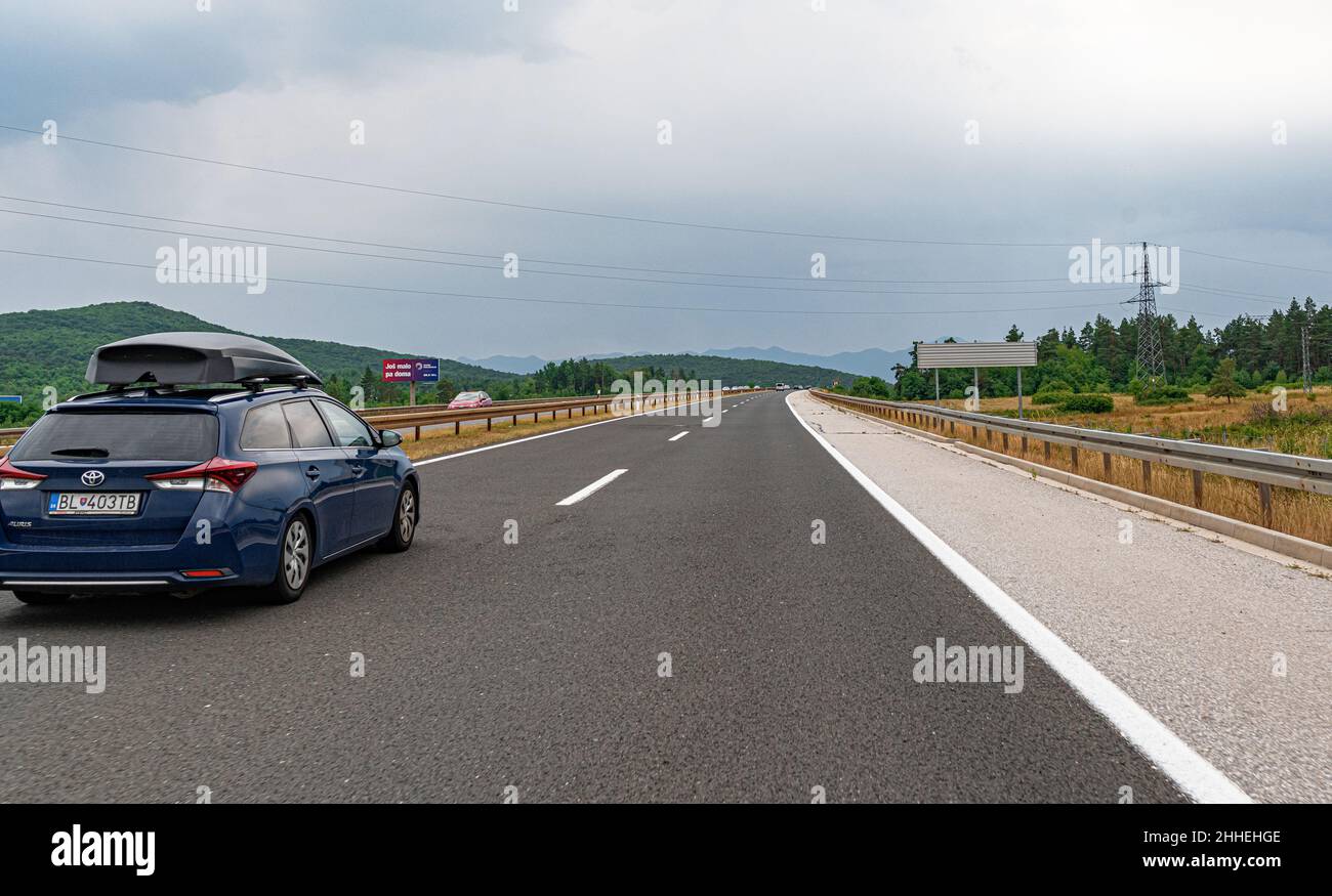 Una Toyota Auris con un portapacchi e altre auto guidare lungo l'autostrada a Plitvice, Croazia. Foto Stock