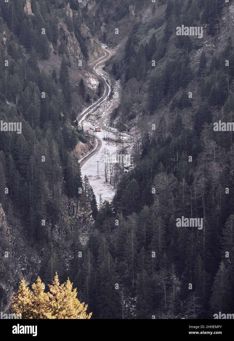 S curva fiume, stagione invernale, s curva fiume coperto da neve tra due montagne e pini. Foto Stock