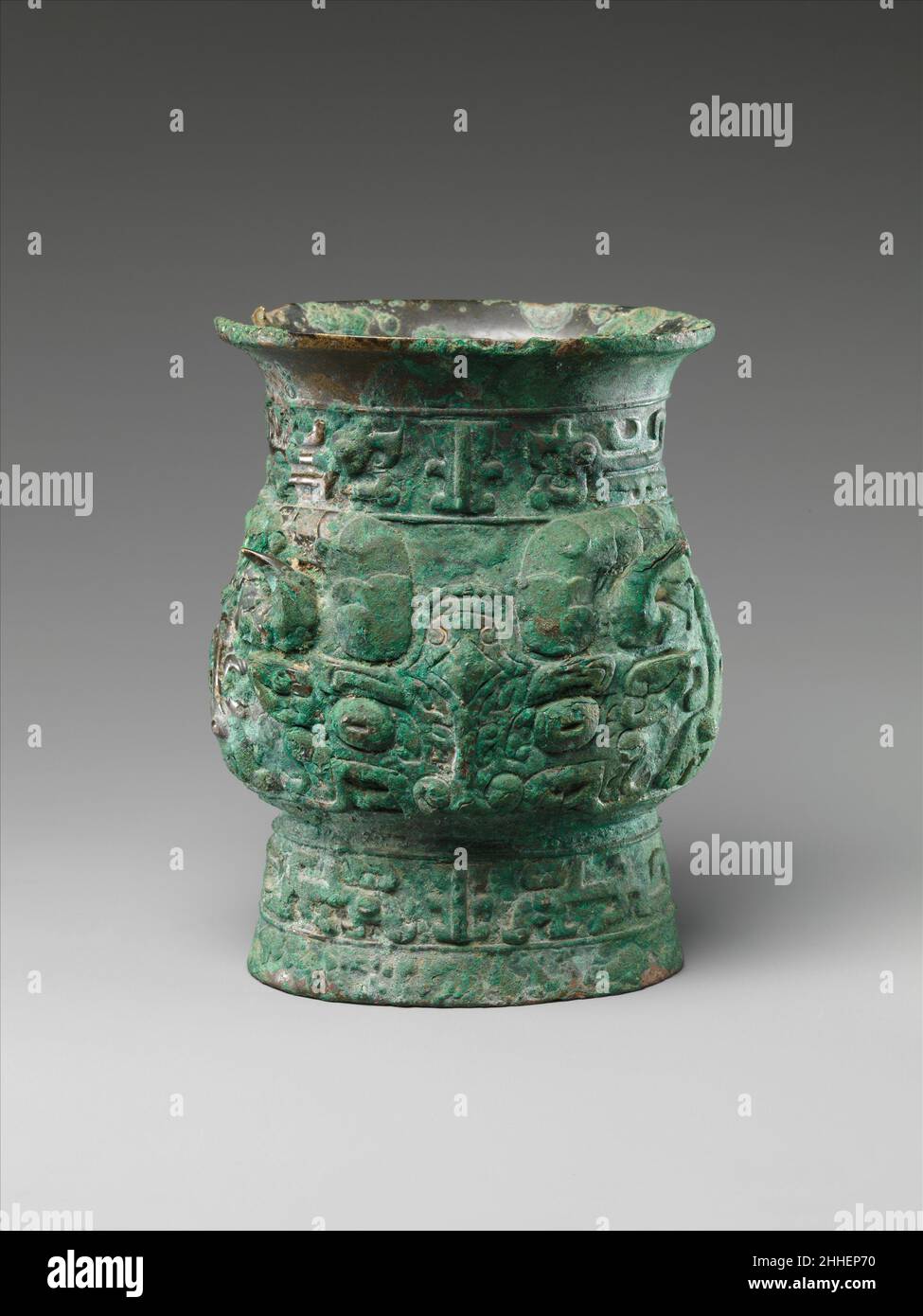 Ritual Wine Cup (Zhi) fine 11th secolo a.C. Cina questo elaborato insieme di vasi di vino fornisce un'idea dello splendore di Shang e delle prime cerimonie rituali di Zhou. Si dice che l'insieme provenga da una tomba scoperta nel 1901; poco dopo, entrò nella collezione di Duan Fang, un alto funzionario di Manchu e uno dei più importanti antiquari del tardo periodo Qing. I pezzi variano nello stile e nell'esecuzione. Anche se undici dei vasi sono inscritti, solo un raggruppamento condivide iscrizioni identiche: I due contenitori di vino, o voi (n. 2, 3) e il contenitore del vino alto, o zun (n. 4). Un secondo Foto Stock