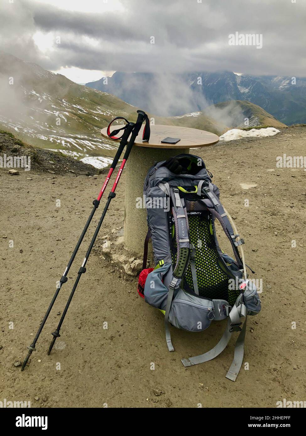 Zaino in cima al Passo Alpino Foto Stock