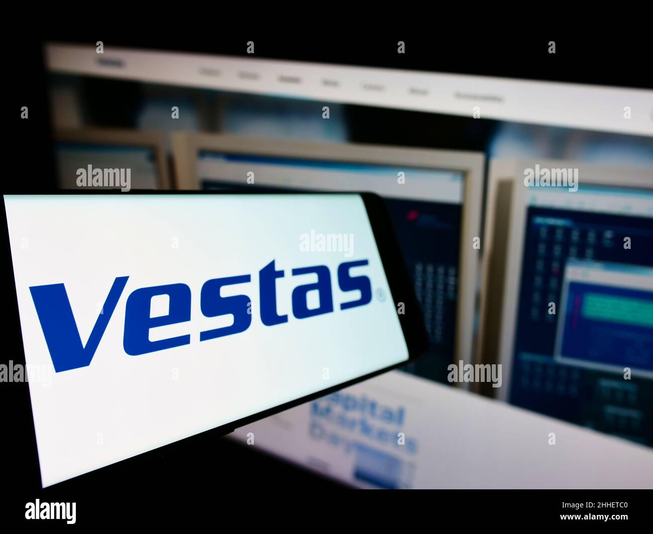 Smartphone con logo della società danese Vestas Wind Systems SULLO schermo di fronte al sito Web aziendale. Mettere a fuoco sulla sinistra del display del telefono. Foto Stock