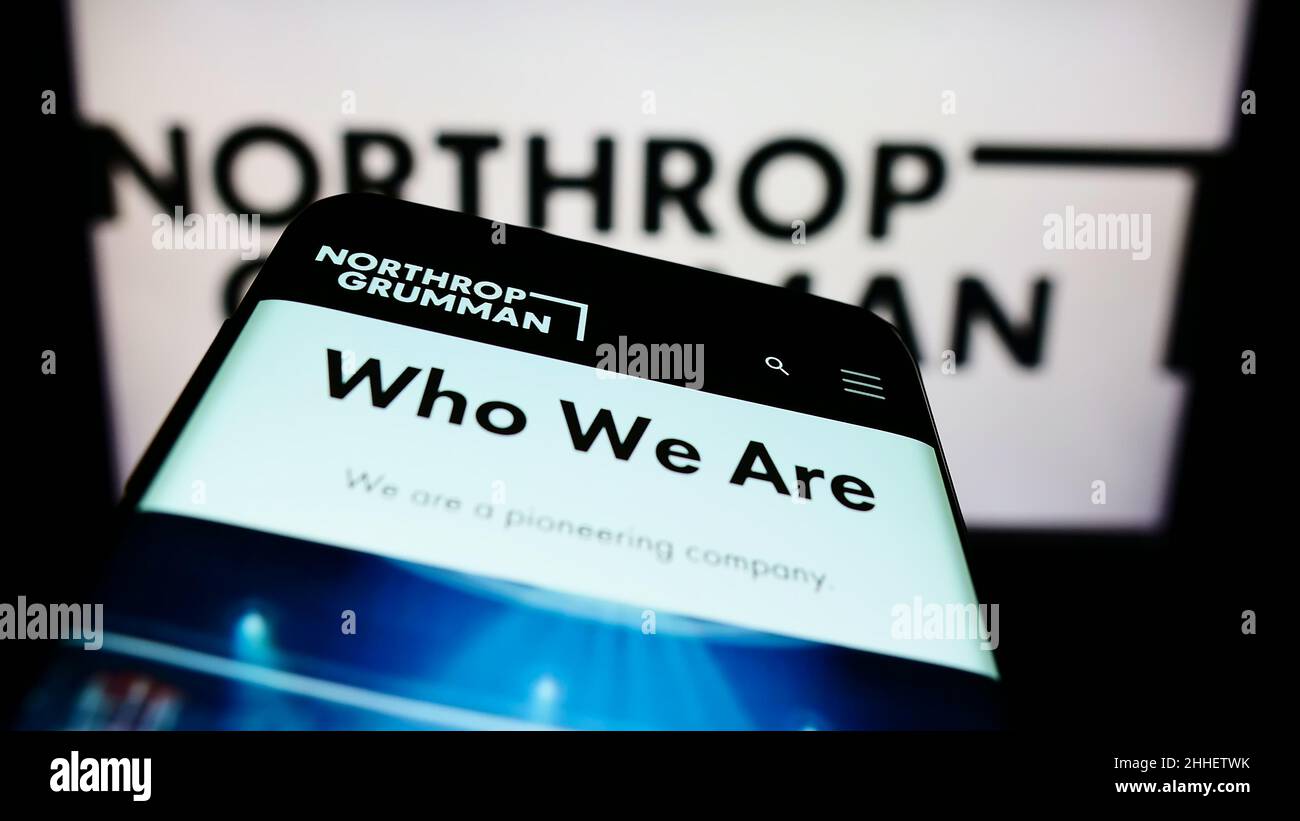 Telefono cellulare con sito web della società americana di difesa Northrop Grumman Corporation sullo schermo di fronte al logo. Mettere a fuoco sulla parte superiore sinistra del display del telefono. Foto Stock