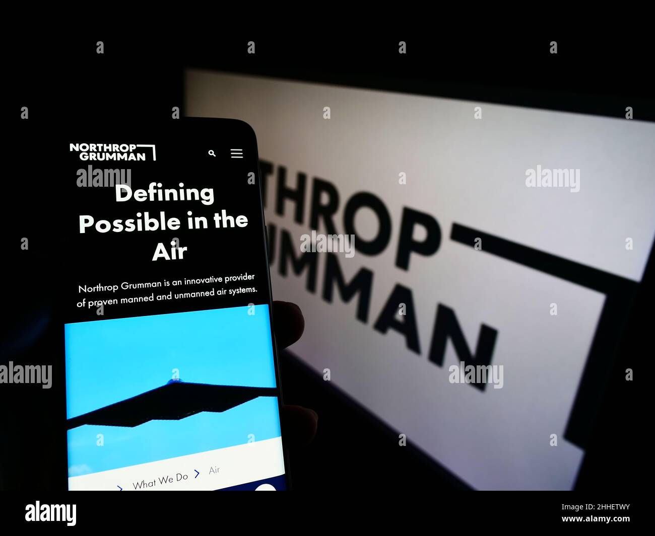 Persona che detiene il cellulare con il sito web della società di difesa statunitense Northrop Grumman Corporation sullo schermo con il logo. Concentrarsi sul centro del display del telefono. Foto Stock