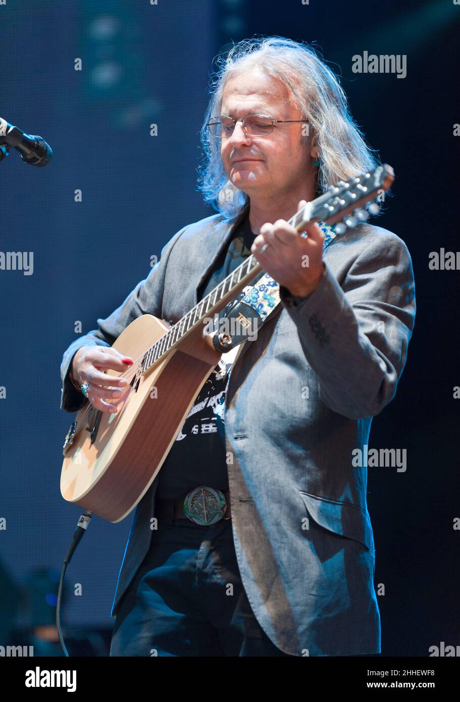 Chris Leslie del Fairport Convention che si esibisce al Cropredy Convention della band, nel Regno Unito, nel 2012 Foto Stock