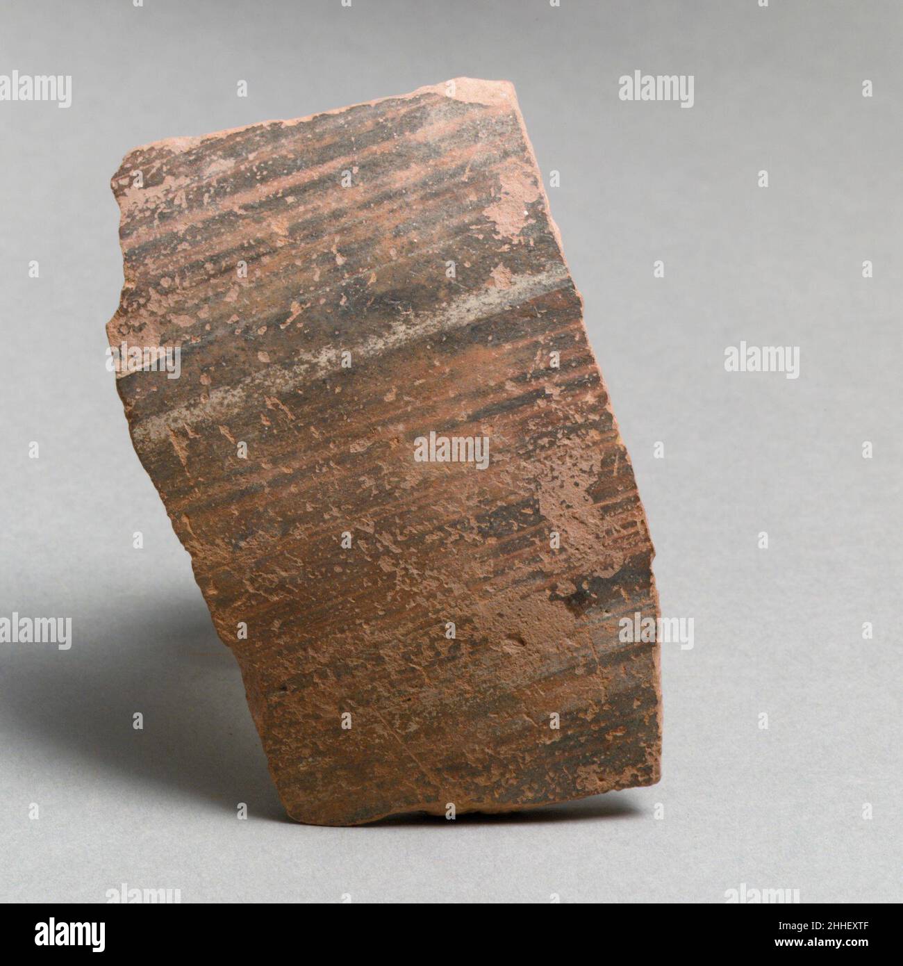 Frammento di vaso Greco Orientale/Sardis, Lidiano. Frammento di vaso 252831 Greco Orientale/Sardis, Lidiano, frammento di vaso, Terracotta, totale: 2 15/16 x 1 7/8in. (7,5 x 4,7cm). Il Metropolitan Museum of Art, New York. Dono della Società americana per l'Escavazione di Sardis, 1926 (26.199.267) Foto Stock
