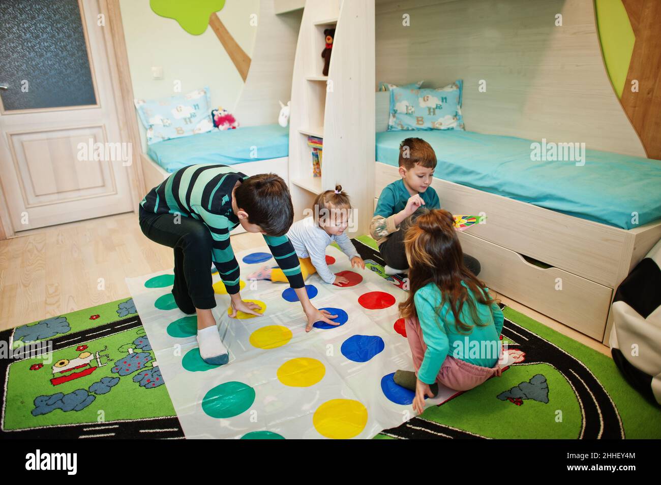 Famiglia felice divertirsi insieme, quattro bambini giocare twister gioco a  casa Foto stock - Alamy