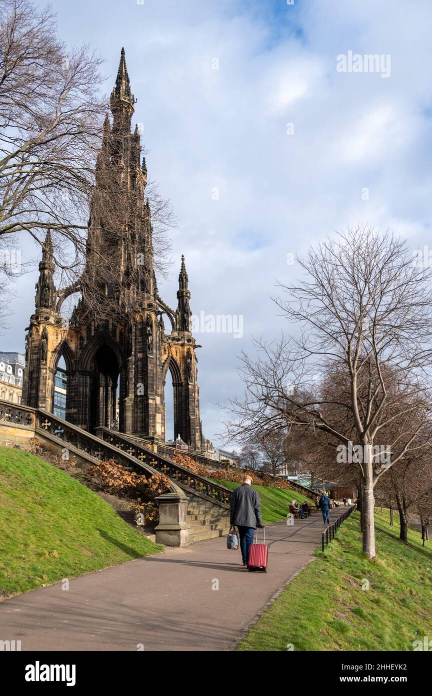 Princess Garden Street, Edimburgo, Scozia, UK Weather, 24th gennaio 2022. Una gloriosa mattinata allo Scott Monument di Edimburgo, mentre il resto del Regno Unito è coperto da una nuvola. Credit: Tom McATEE/Alamy Live News Foto Stock