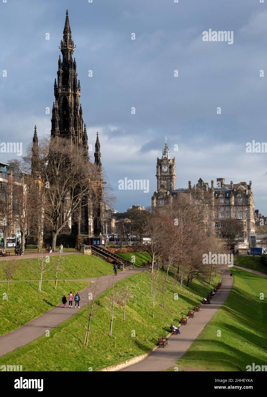 Princess Garden Street, Edimburgo, Scozia, UK Weather, 24th gennaio 2022. Una gloriosa mattinata allo Scott Monument di Edimburgo, mentre il resto del Regno Unito è coperto da una nuvola. Credit: Tom McATEE/Alamy Live News Foto Stock