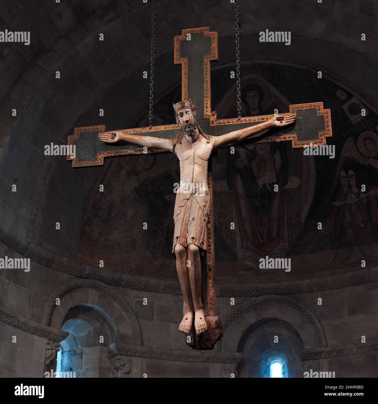 Crocifisso ca. 1150–1200 lo spagnolo voleva essere visto sia davanti che  dietro, questo grande Crocifisso rappresenta Gesù appeso sulla Croce, ma  comunque trionfante sulla morte: I suoi occhi sono spalancati, e porta