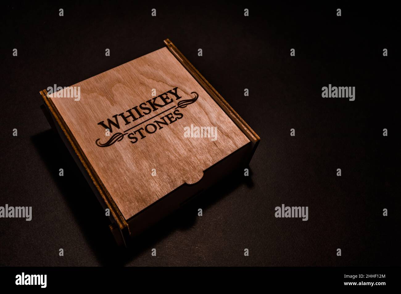 Pietre del whiskey in una scatola del regalo di legno. Foto Stock