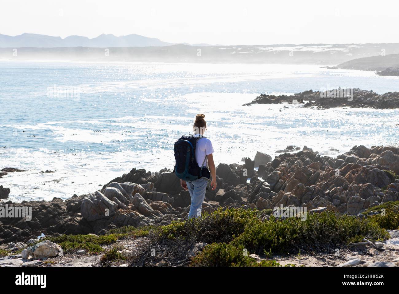 Adolescente ragazza e fratello minore escursioni lungo il sentiero costiero De Kelders, Sudafrica Foto Stock