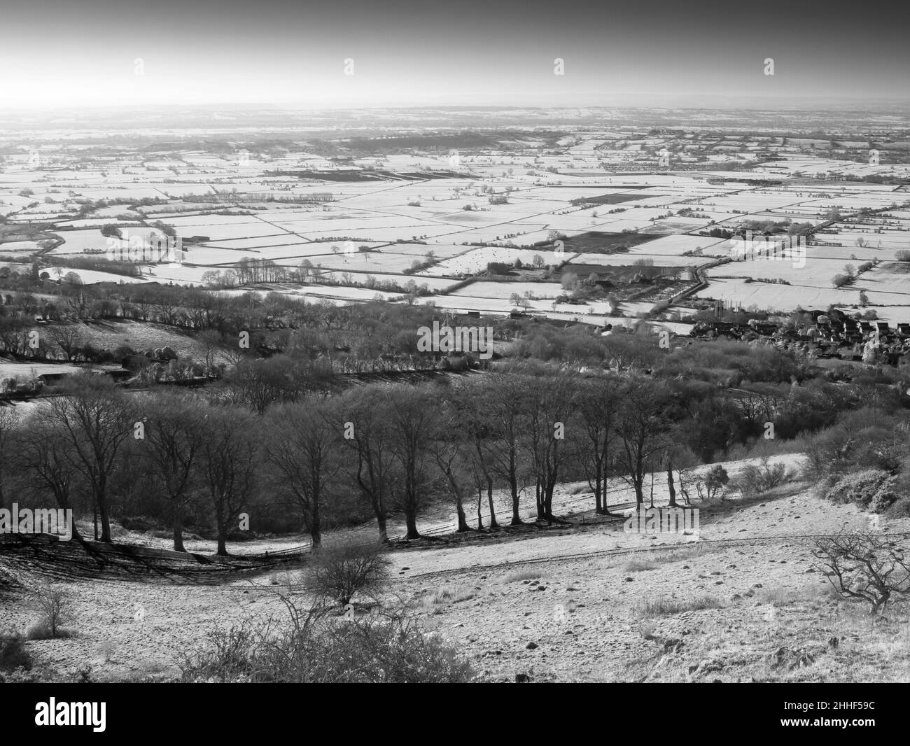 Una vista in bianco e nero sulla riserva naturale Draycott Sleights nelle colline Mendip e i livelli Somerset oltre, Somerset, Inghilterra. Foto Stock