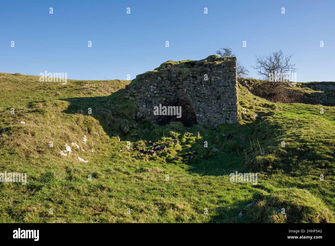 Un forno di calce alla riserva naturale di Draycott Sleights nelle colline di Mendip, Somerset, Inghilterra. Foto Stock