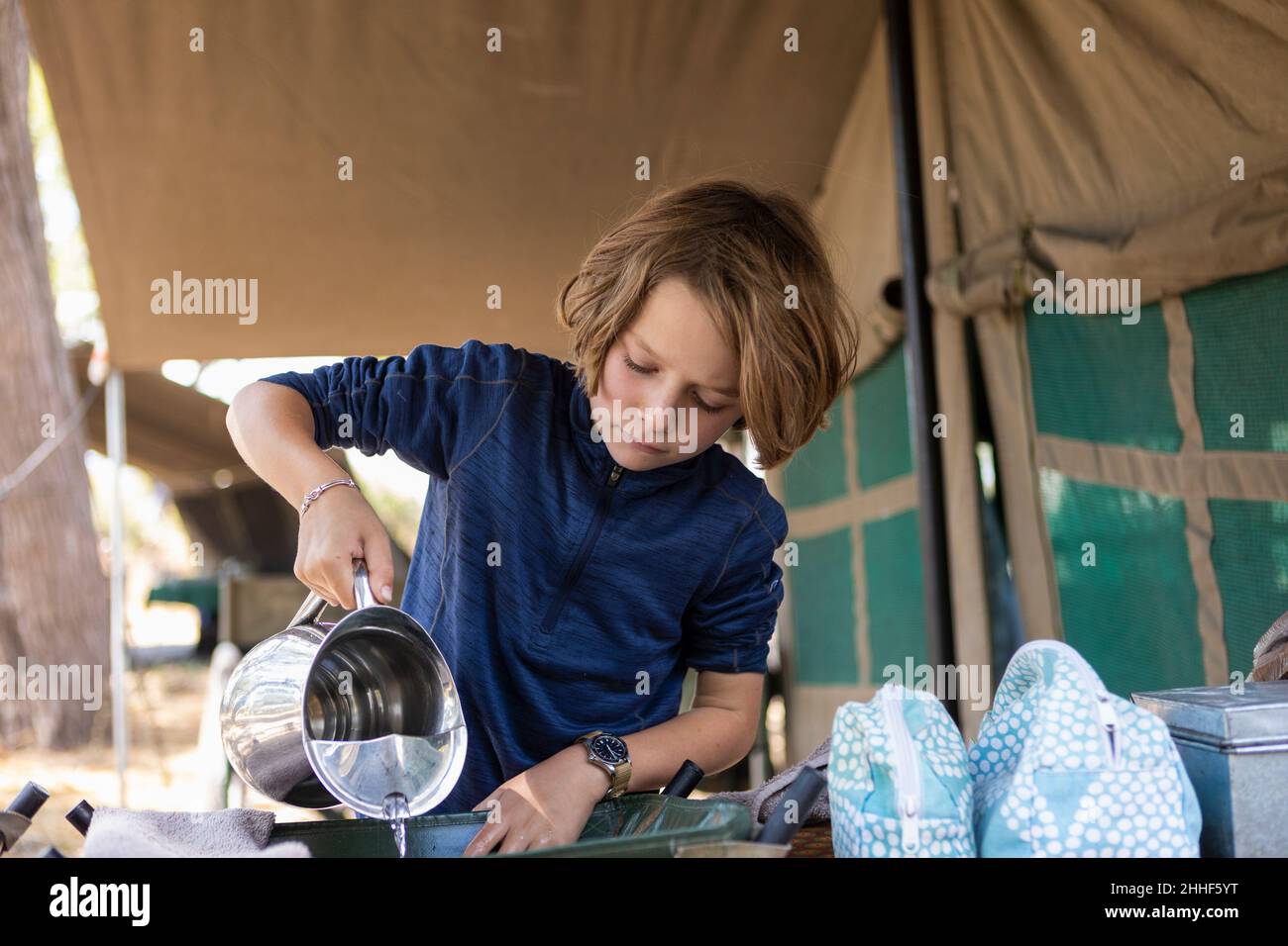 Un safari in jeep con i passeggeri in un viaggio all'alba attraverso un paesaggio. Foto Stock
