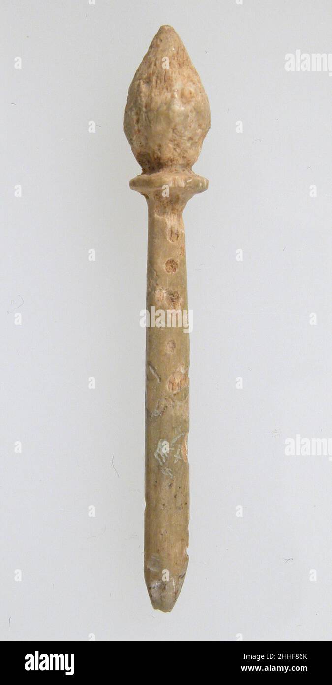 Parte superiore di tornante 1st–4th secolo romano. Parte superiore della forcina 465122 romana, parte superiore della forcina, 4th?1st secolo, osso, totale: 1 15/16 x 1/4 poll. (5 x 0,7 cm). Il Metropolitan Museum of Art, New York. Dono di J. Pierpont Morgan, 1917 (17.191.72) Foto Stock