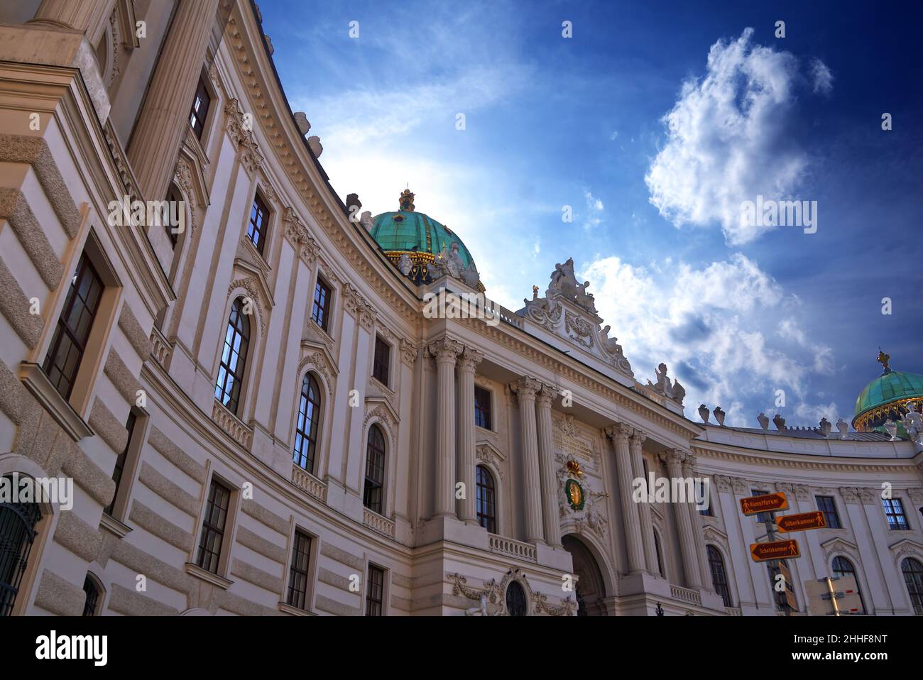 Die Wiener Hofburg aus der Froschperspektive vor blauem Sommerhimmel mit interessanter Wolkenbildung Foto Stock