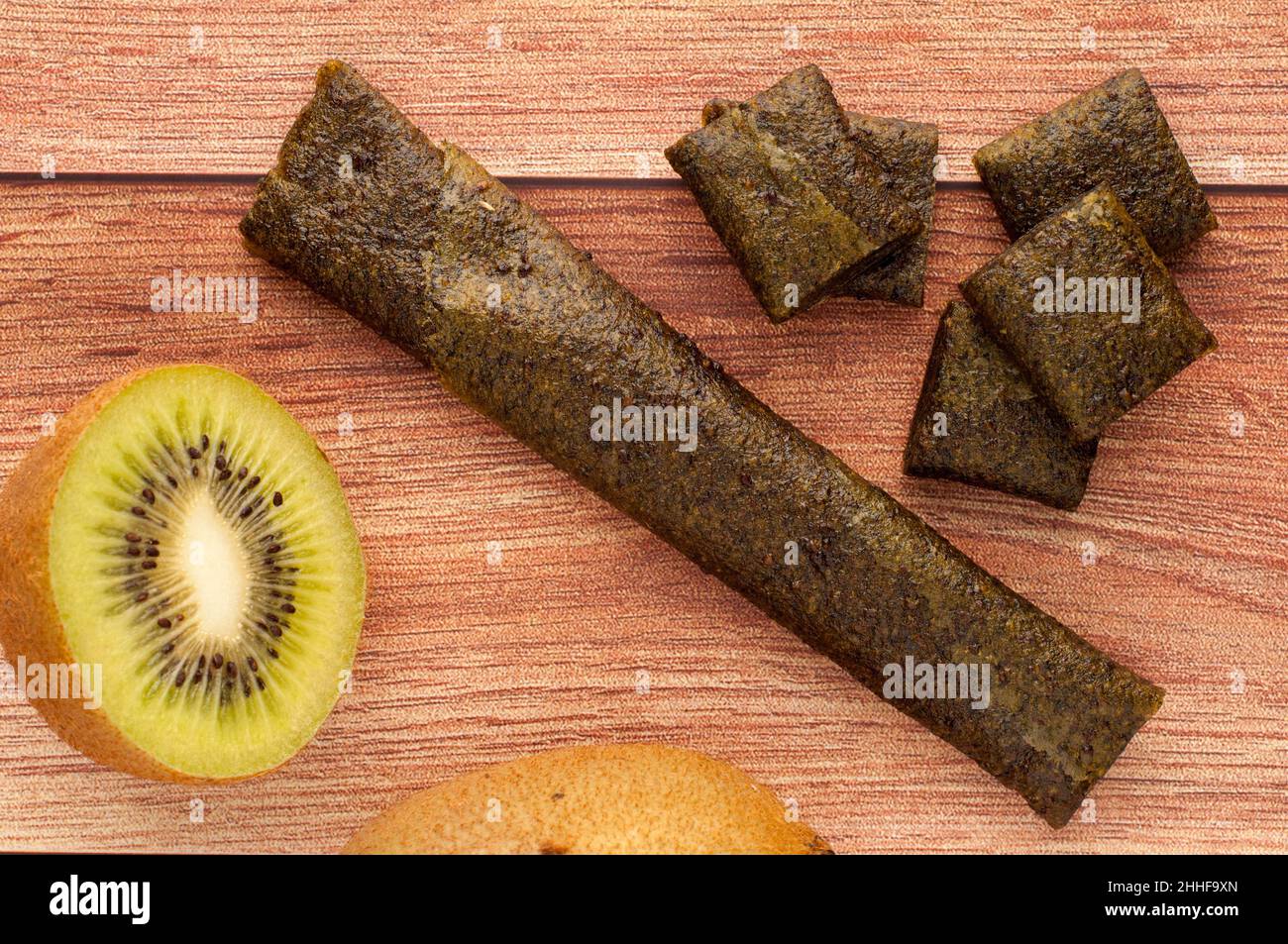 Pelle di frutta fatta in casa di uva su sfondo di legno. Pastila. Rotoli di frutta. Frutta fresca Foto Stock