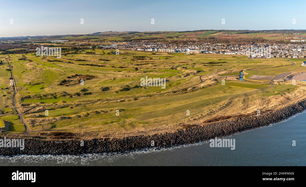 Vista aerea dal drone del campo da golf Carnoustie Golf Links a Carnoustie, Angus, Scozia, Regno Unito Foto Stock