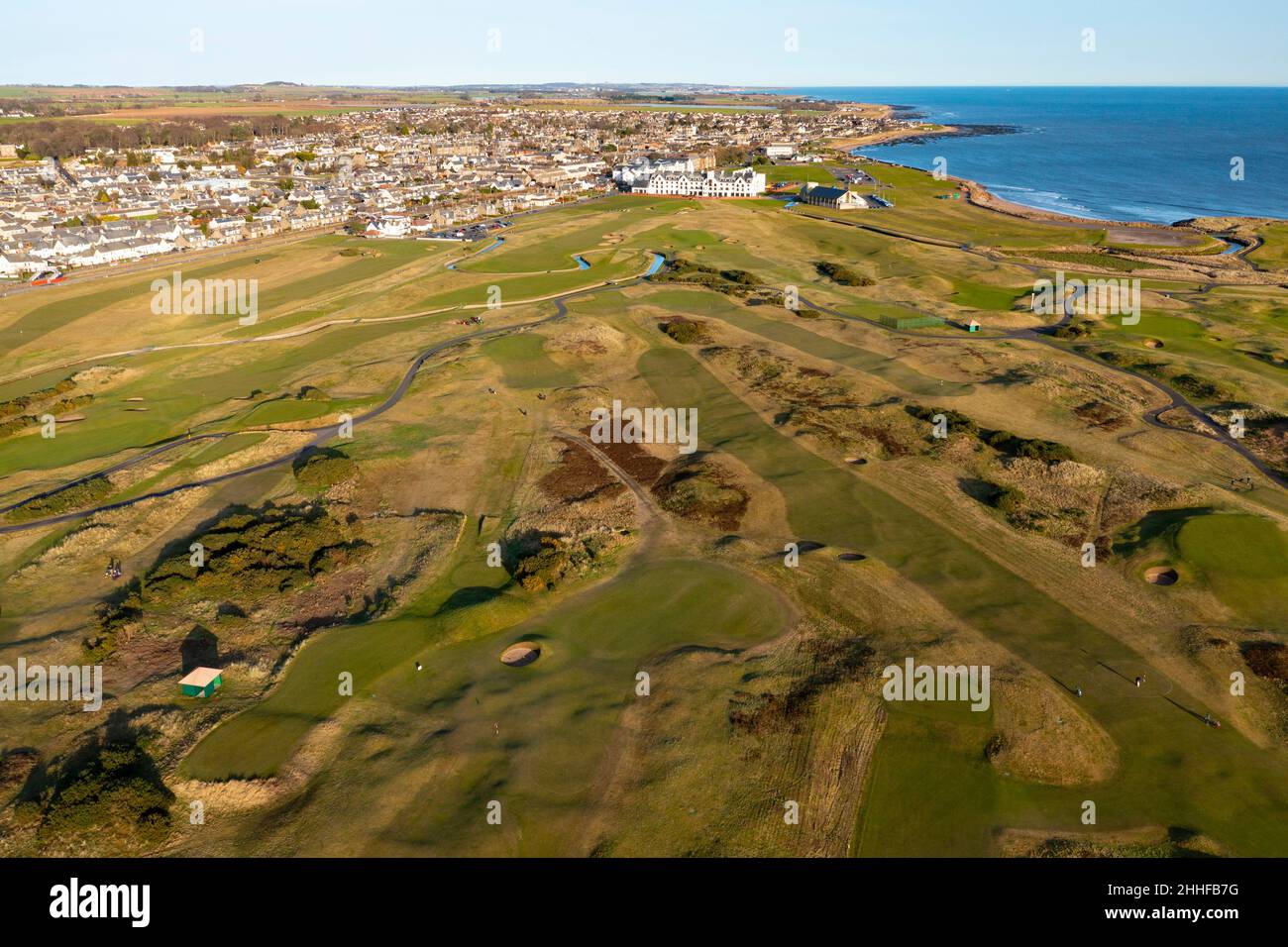 Vista aerea dal drone del campo da golf Carnoustie Golf Links a Carnoustie, Angus, Scozia, Regno Unito Foto Stock