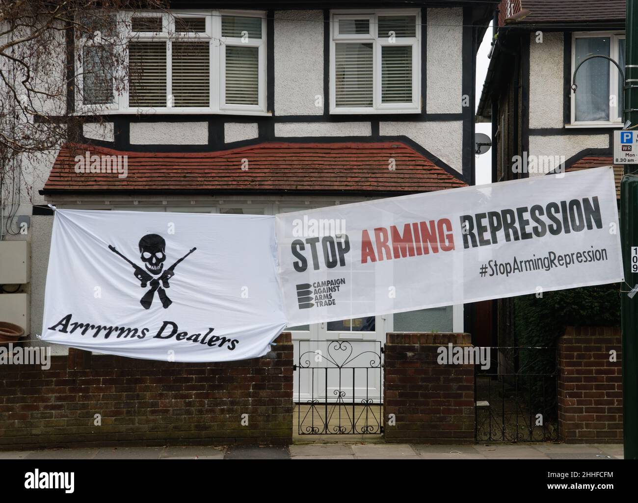 Striscioni che protestano contro una convenzione sui veicoli blindati al Twickenham Stadium, sede della squadra inglese di rugby, Londra, Inghilterra Foto Stock