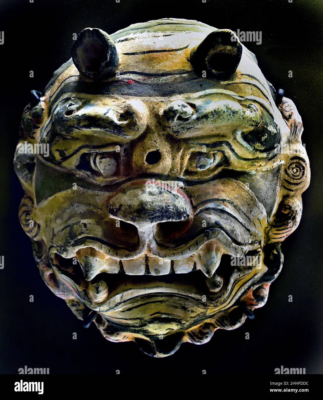 Bussatore porta a forma di maschera le dinastie settentrionali sui 6th secolo d.C. Cina, cinese. Earthenware grigio, Foto Stock