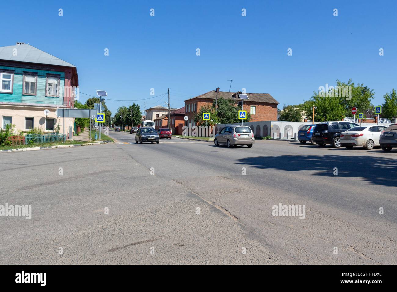 Zaraysk, Russia - 06 luglio 2021: Pervomaiskaya City Street nel centro storico di Zaraysk in una giornata di volo Foto Stock