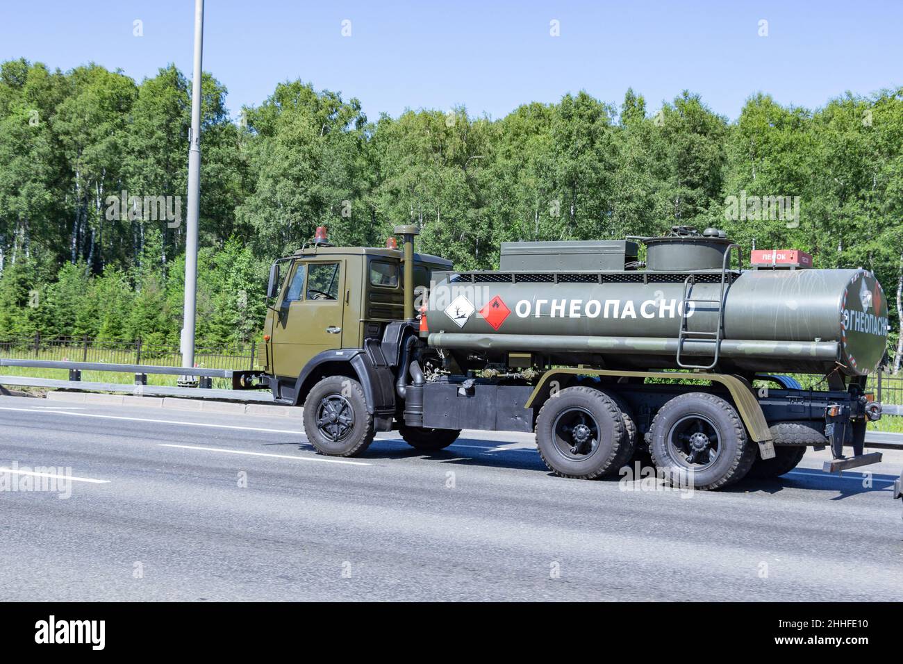 Mosca, Russia - 06 luglio 2021: Auto verde con attrezzatura speciale con un test in russo 'infiammabile' sulla strada Foto Stock