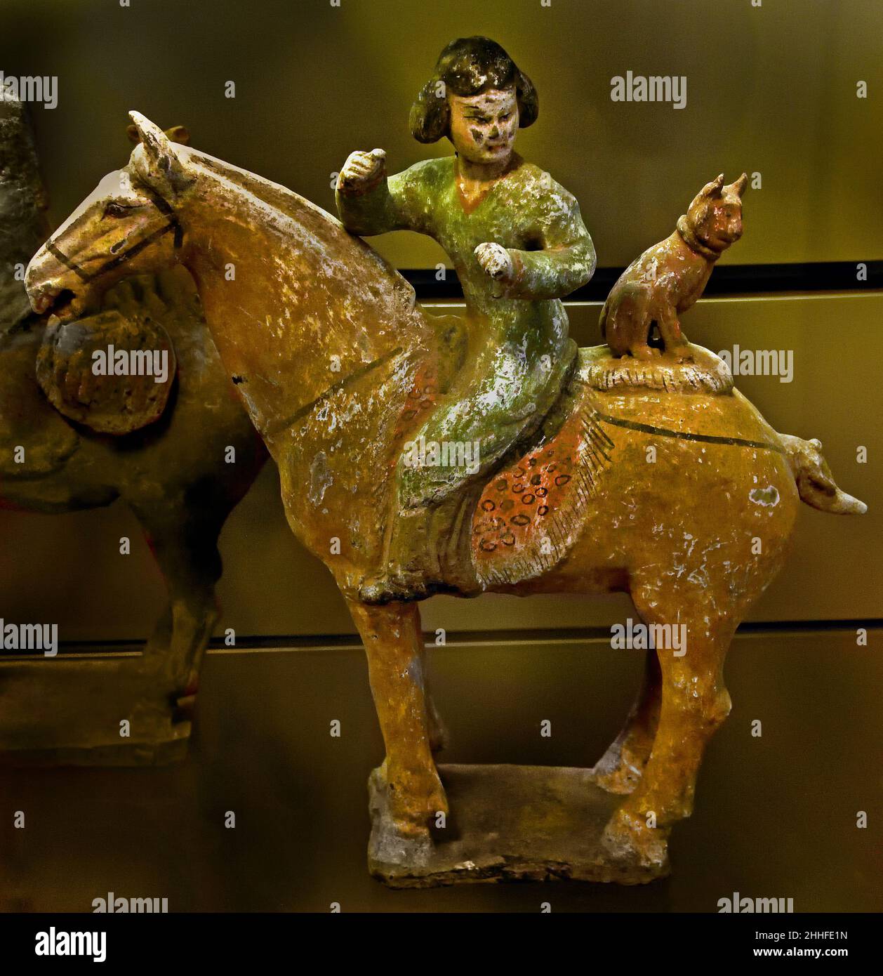 Sancai cinese e dipinto in terracotta raffigurante una donna a cavallo con un cane seduto, dinastia Tang, VII-VIII secolo d.C. Shaanxi, Henan, dinastia Tang, VII secolo, primo quarto dell'VIII secolo d.C., terracotta Cina, cinese.( dinastia Tang, Shanxi, cacciatori a cavallo ) Foto Stock