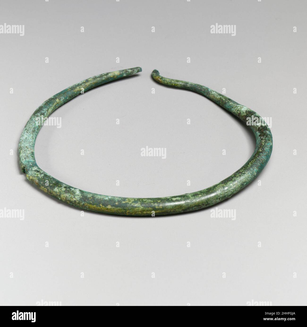 Braccialetto o coppia. Bracciale o coppia 251446 bracciale o coppia, bronzo, H.: 4 1/2 x 5 x 3/8 pollici (11,4 x 12,7 x 1 cm). Il Metropolitan Museum of Art, New York. Rogers Fund, 1923 (23.160.112) Foto Stock