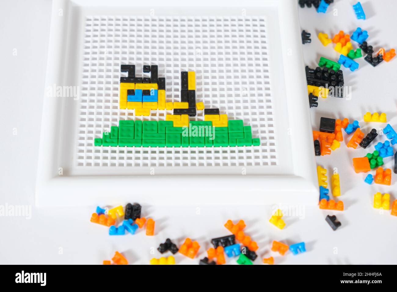 Ape da un mosaico su sfondo bianco, vista dall'alto, copia lo spazio per il testo. Foto Stock