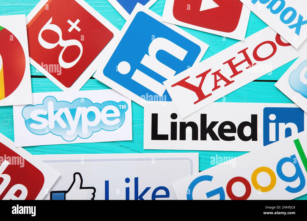 KIEV, UCRAINA - 10 MARZO 2017. Raccolta di logo dei social media più diffusi stampati su carta: YouTube, Facebook Like, Google Plus, Yahoo, LinkedIn su blu Foto Stock