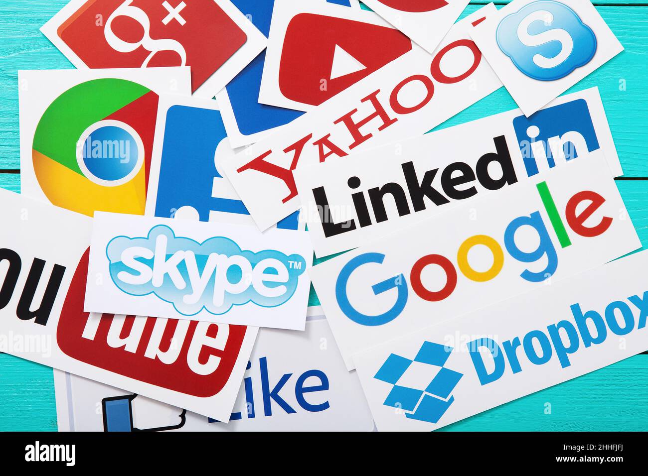 KIEV, UCRAINA - 10 MARZO 2017. Raccolta di logo dei social media più diffusi stampati su carta: YouTube, Facebook Like, Google Plus, Yahoo, LinkedIn, Crom Foto Stock