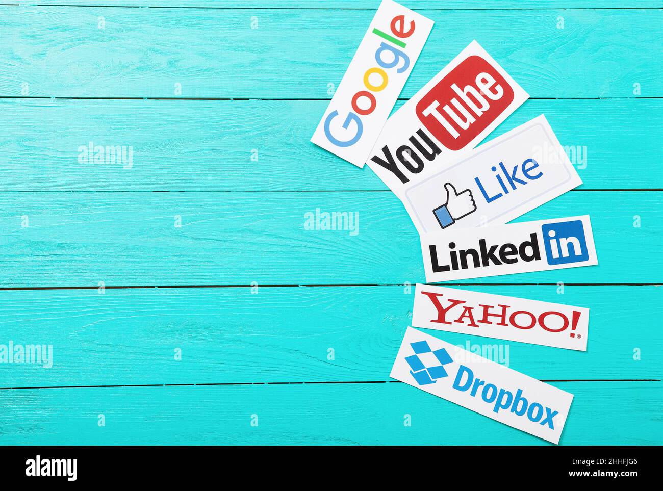 KIEV, UCRAINA - 10 MARZO 2017. Raccolta di logo popolari sui social media stampati su carta: YouTube, Google , Yahoo, LinkedIn, Dropbox e simili su blu Foto Stock