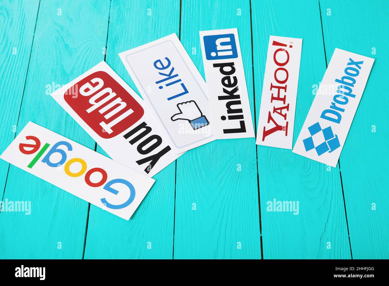 KIEV, UCRAINA - 10 MARZO 2017. Raccolta di logo popolari sui social media stampati su carta: YouTube, Google , Yahoo, LinkedIn, Dropbox e simili su blu Foto Stock