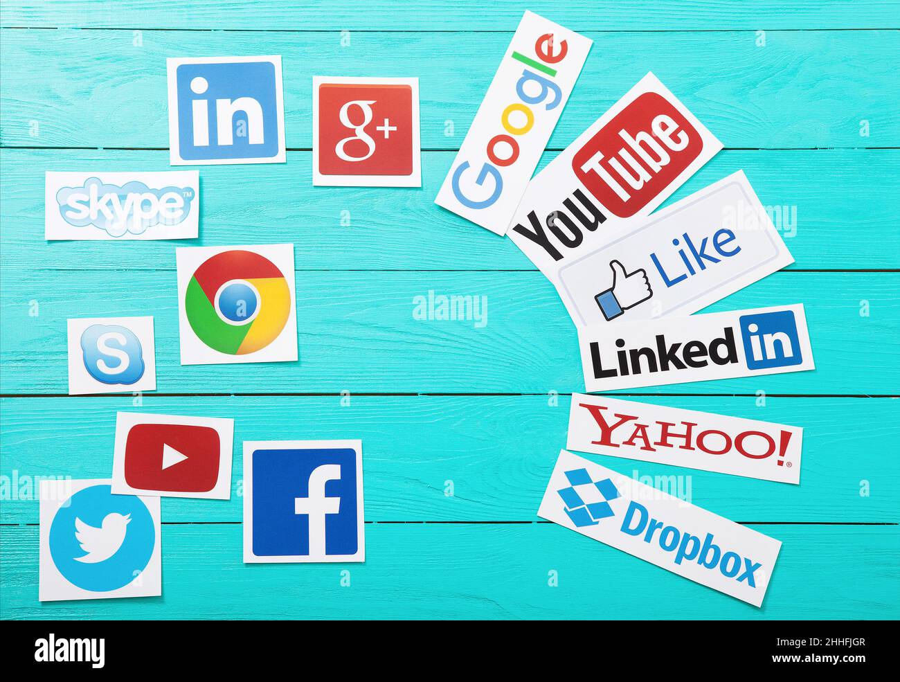 KIEV, UCRAINA - 10 MARZO 2017. Raccolta di logo popolari sui social media stampati su carta: YouTube, Google , Yahoo, LinkedIn, Dropbox e simili su blu Foto Stock