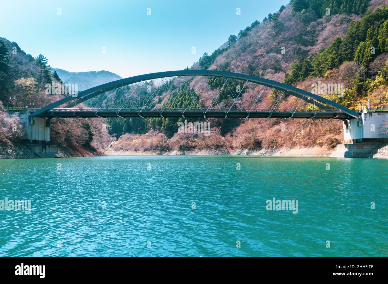 Ponte ad arco sul lago in Giappone Foto Stock