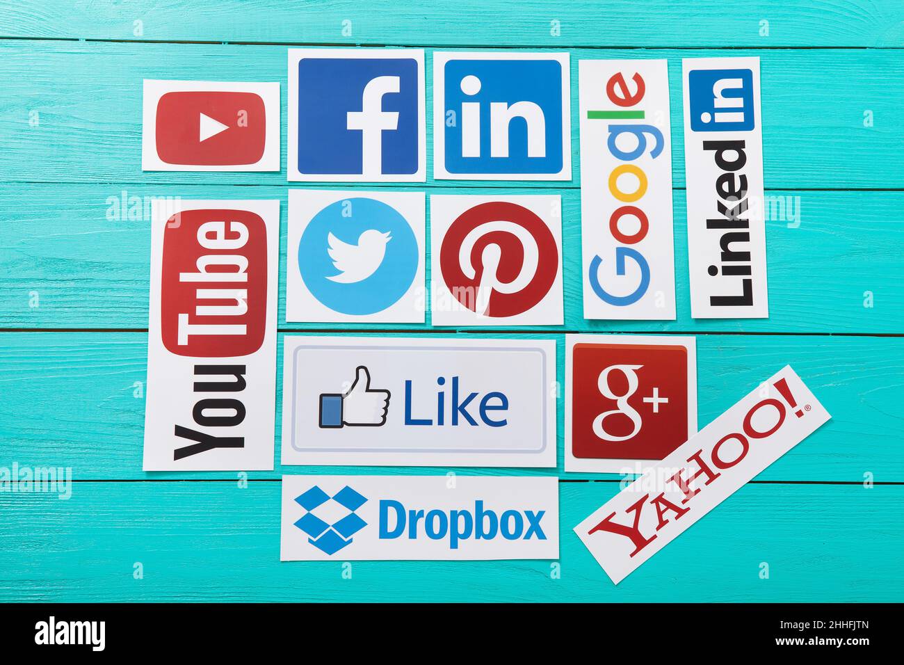 KIEV, UCRAINA - 10 MARZO 2017. Raccolta di logo dei social media più diffusi stampati su carta: YouTube,Facebook, Twitter, Google Plus, Yahoo, LinkedIn, Dr Foto Stock