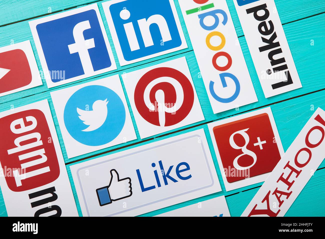 KIEV, UCRAINA - 10 MARZO 2017. Raccolta di logo dei social media più diffusi stampati su carta: YouTube,Facebook, Twitter, Google Plus, LinkedIn, Dropbox A. Foto Stock