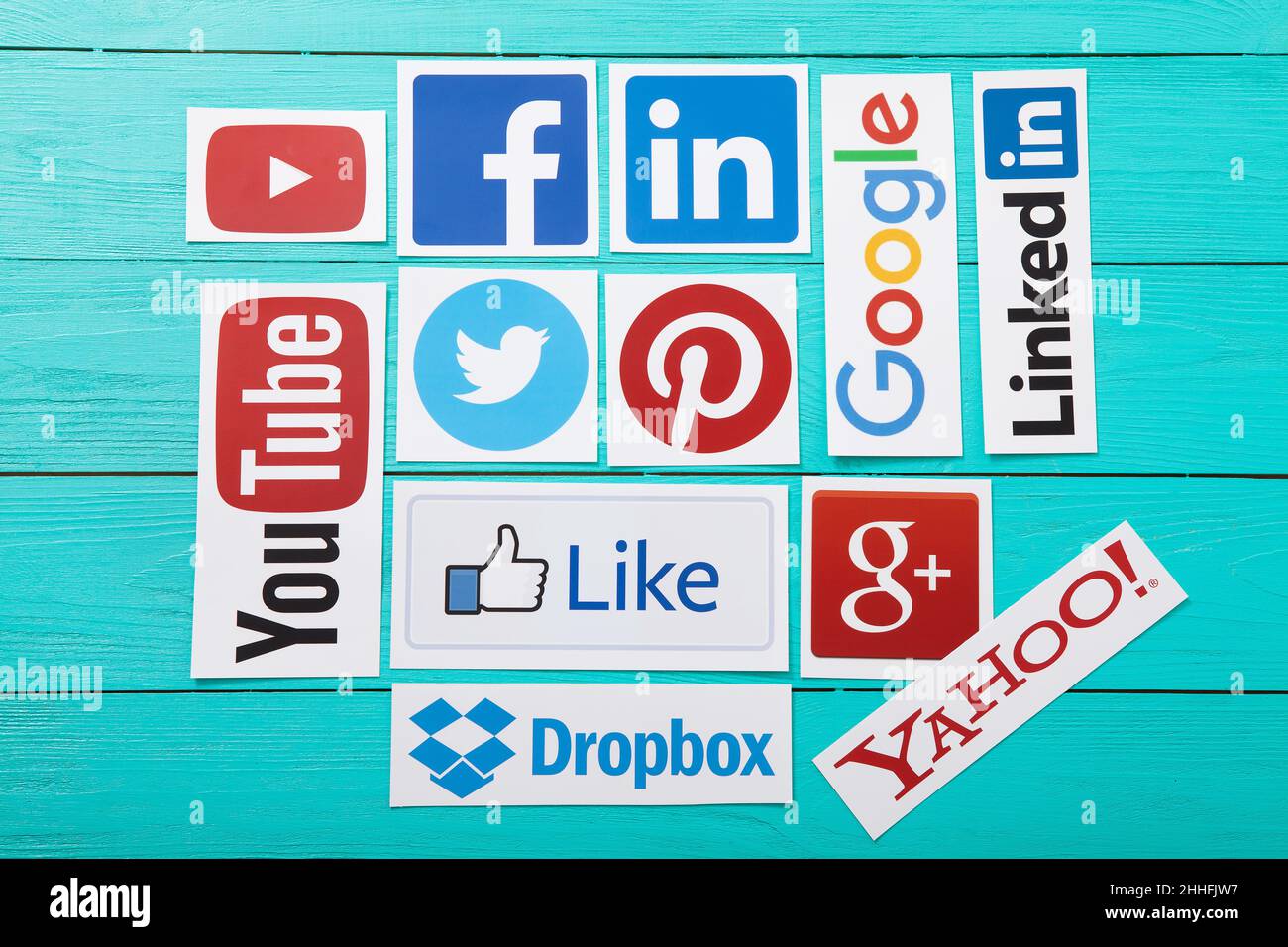 KIEV, UCRAINA - 10 MARZO 2017. Raccolta di logo dei social media più diffusi stampati su carta: YouTube,Facebook, Twitter, Google Plus, Yahoo, LinkedIn, Dr Foto Stock