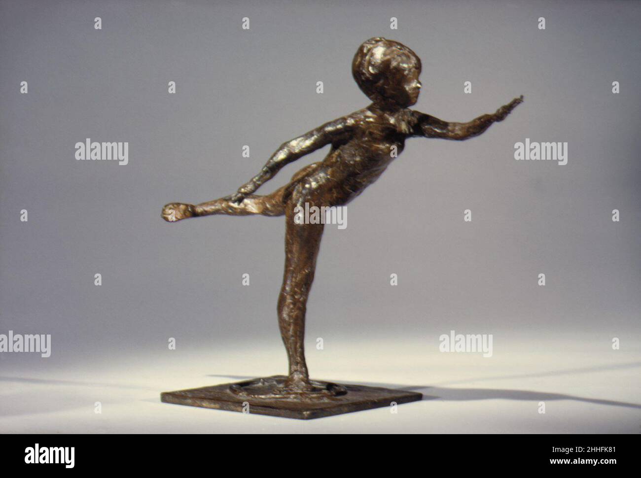 Secondo Arabesque modellato prima del 1885, cast 1920 Edgar Degas francese sulla morte di Degas nel 1917, più di 150 sculture figurative sono state trovate nel suo studio. La maggior parte erano fatte di cera fragile, argilla e plastilina (un materiale modellante a base di cera e olio). Molti si erano deteriorati. Solo pochi furono conservati in copie che erano state gettate da loro in gesso. Ad eccezione della cera poco quattordicenne ballerino (Washington: NGA) nessuna di queste sculture era stata esposta pubblicamente durante la vita dell’artista.anche se Degas non aveva preferito riprodurre le sue sculture in materiali più permanenti, i suoi eredi A. Foto Stock