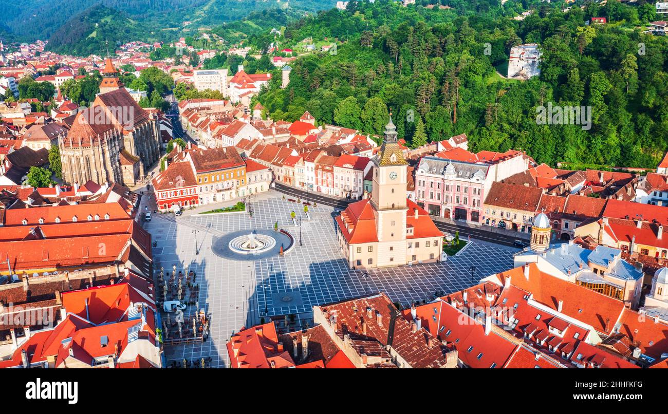 Brasov, Romania - veduta aerea del drone della Piazza del Consiglio e della Chiesa Nera, città medievale in Transilvania, Europa dell'Est. Foto Stock