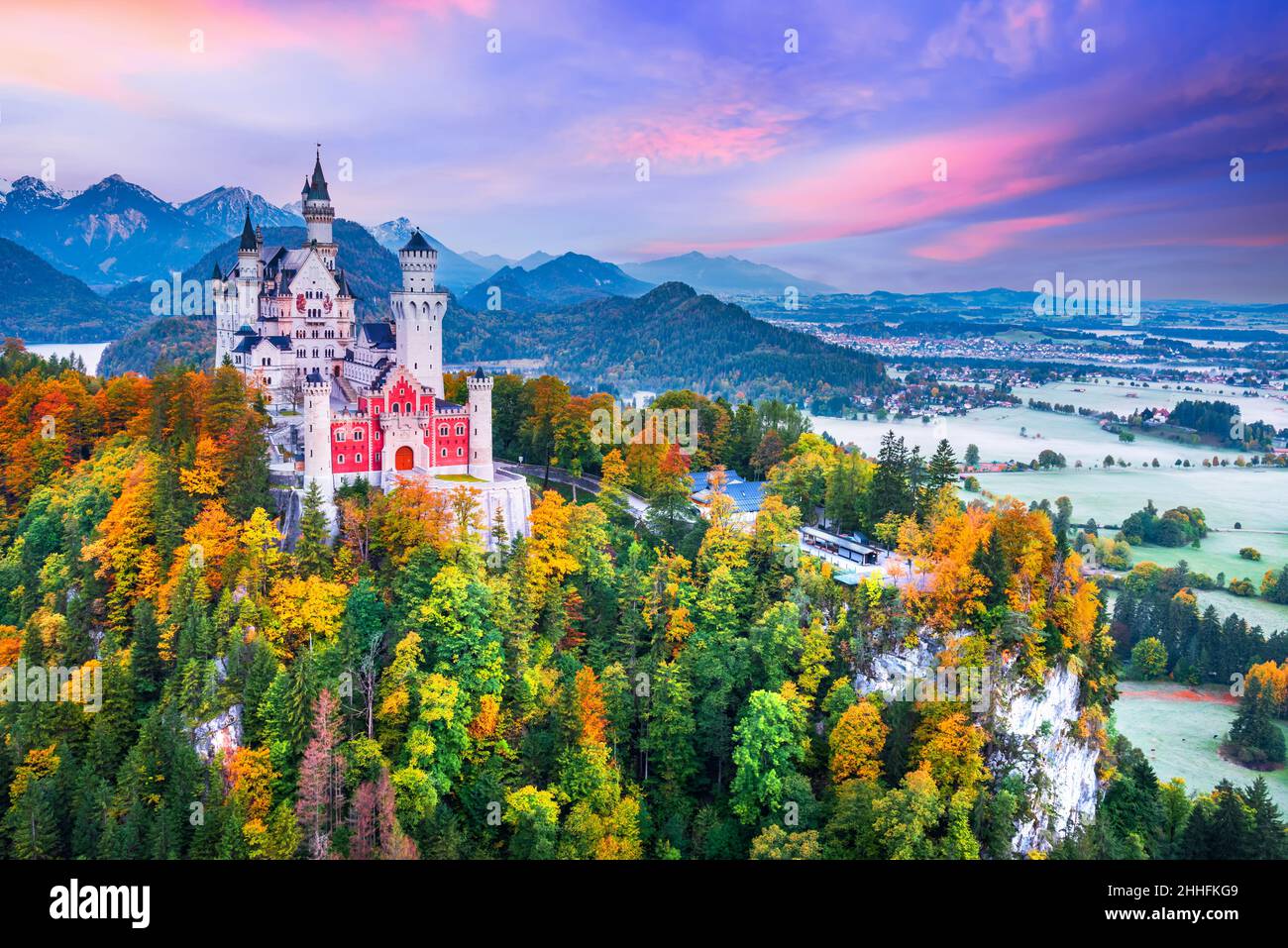 Castello di Neuschwanstein, Baviera - idilliaca Germania in splendidi colori autunnali, provincia di Fussen e Alpi bavaresi. Foto Stock