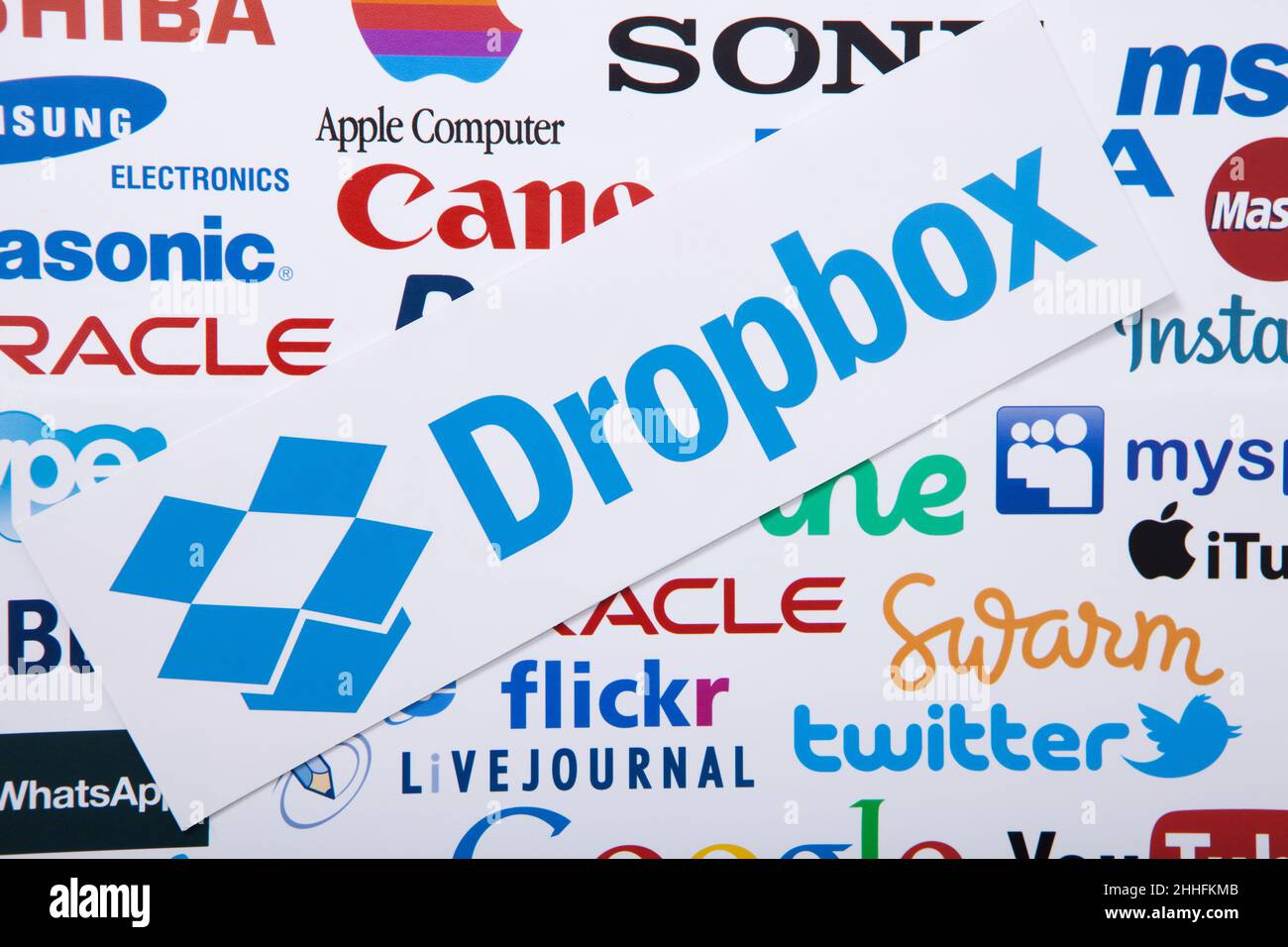 KIEV, UCRAINA - 10 MARZO 2017. Dropbox, twitter, mela, logo instagram stampato su carta. Vista dall'alto, sopra e mock up. Foto Stock