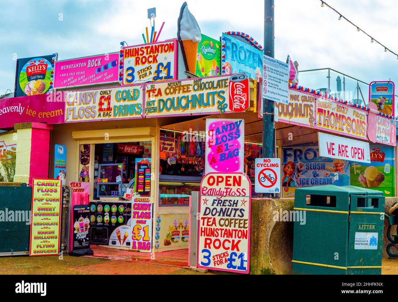 Un negozio di gelati e ciambelle di mare dai colori vivaci a 'Sunny Hunny' sulla costa norfolk dell'Inghilterra. Foto Stock