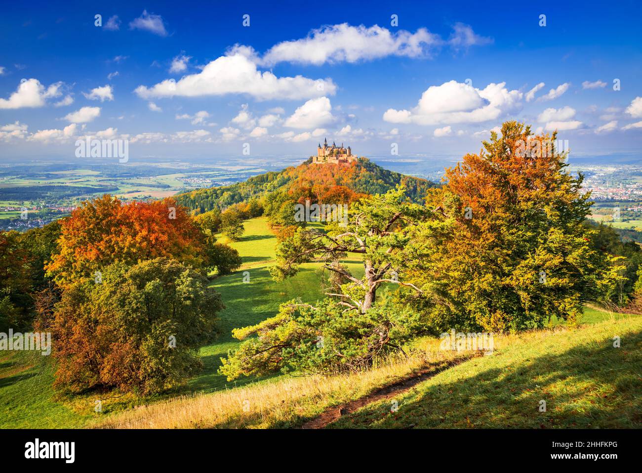 Burg Hohenzollern, Germania. Paesaggio autunnale Hohenzollern Castello nel distretto Zollernalbkreis Alpi Sveve - Baden-Wurttemberg. Foto Stock