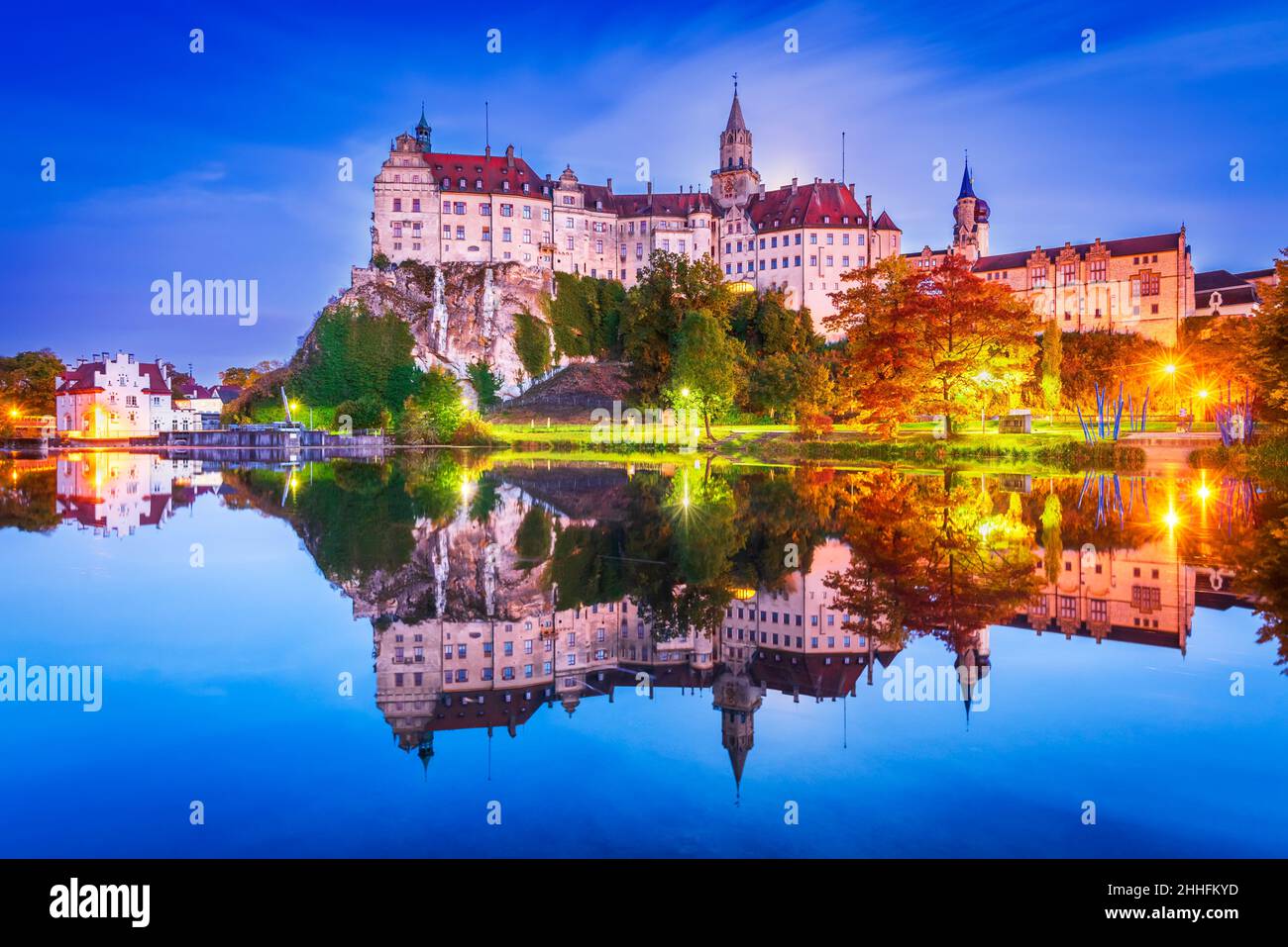 Sigmaringen, Germania. Baden-Wurttemberg e il Castello reale di Sigmaringen sulla roccia sulle rive del Danubio. Foto Stock