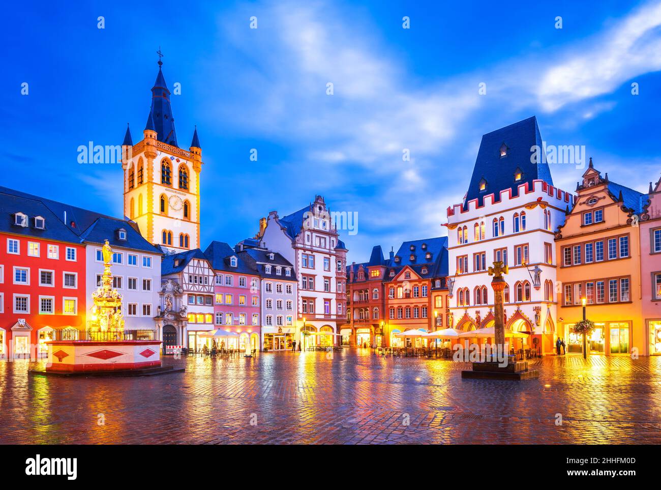 Trier, Germania. Hauptmarkt il mercato principale di Treviri di notte. È il centro del Treviri medievale circondato da numerosi edifici storici, St. GA Foto Stock